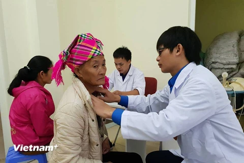 Bác sỹ khám bệnh cho người dân tại huyện Mường Tè, tỉnh Lai Châu. (Ảnh: PV/Vietnam+)