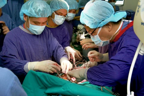 Các bác sỹ thực hiện ca phẫu thuật ghép phổi. (Nguồn: Bệnh viện Việt Đức)