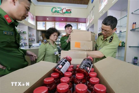 Lực lượng chức năng liên ngành tại Hà Nội thu giữ một số lượng lớn thực phẩm chức năng nhập từ nước ngoài về đã hết hạn sử dụng. (Ảnh: TTXVN/Vietnam+)