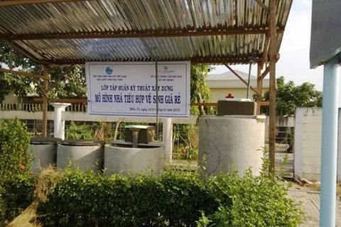 Mô hình nhà tiêu hợp vệ sinh giới thiệu cho người dân. (Ảnh: PV/Vietnam+) 