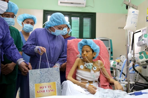 Bộ trưởng Bộ Y tế tặng quà cho bệnh nhân vừa được ghép tạng tại Bệnh viện Hữu nghị Việt Đức. (Ảnh: PV/Vietnam+)