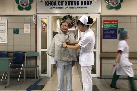 Những chiếc áo ấm được gửi tặng bệnh nhân đang điều trị tại Bệnh viện Bạch Mai. (Ảnh: PV/Vietnam+)