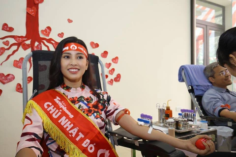 Hoa hậu Tiểu Vy rạng rỡ khi lần đầu tham gia hiến máu nhân đạo. (Ảnh: PV/Vietnam+)