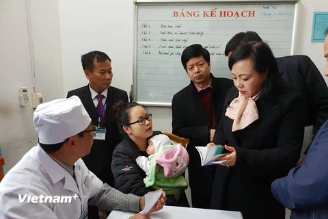 Bộ trưởng Bộ Y tế Nguyễn Thị Kim Tiến kiểm tra công tác tiêm chủng tại Trạm Y tế xã Phú Nghĩa. (Ảnh: T.G/Vietnam+)