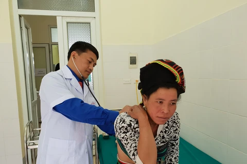Bác sỹ của Dự án bác sỹ trẻ khám chữa bệnh cho người dân tại huyện Mường Tè, Lai Châu. (Ảnh: T.G/Vietnam+)