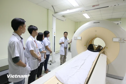 Giới thiệu về các trang thiết bị y tế tại Trường Đại học Nguyễn Tất Thành. (Ảnh: PV/Vietnam+)
