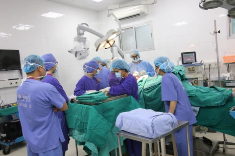 Các bác sỹ Bệnh viện Hữu nghị Việt Đức thực hiện một ca phẫu thuật cho bệnh nhân. (Ảnh: PV/Vietnam+)