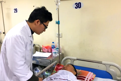 Bệnh viện Hữu nghị Việt Đức kiểm tra sức khoẻ cho bệnh nhân. (Ảnh: PV/Vietnam+)