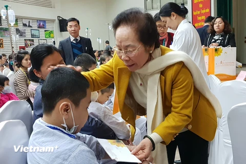 [Photo] Trao quà cho bệnh nhi ung thư có hoàn cảnh khó khăn