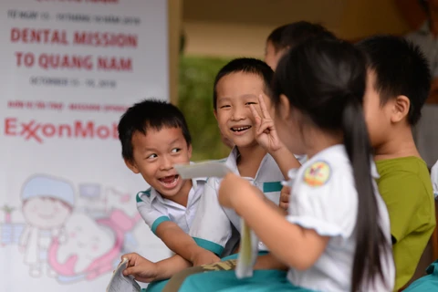 Nhiều nguồn tài trợ chăm sóc sức khỏe cho trẻ em. (Ảnh: PV/Vietnam+)