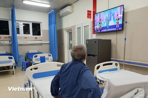 Bệnh nhân xem Táo quân 2019 tại Khoa Cấp cứu Nội. (Ảnh: PV/Vietnam+)