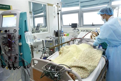 Các bác sỹ Bệnh viện Bạch Mai điều trị cho bệnh nhân 51 tuổi mắc cúm A/H1N1. (Ảnh: Dương Ngọc/TTXVN)