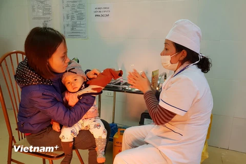 Tiêm vắcxin là cách phòng bệnh sởi tốt nhất cho trẻ hiện nay. (Ảnh: T.G/Vietnam+)
