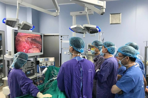 Các bác sỹ Bệnh viện Trung ương Quân đội 108 thực hiện ca phẫu thuật cho bệnh nhân. (Ảnh: PV/Vietnam+)