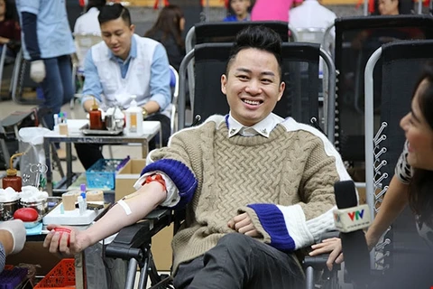 Ca sỹ Tùng Dương hiến máu tại Lễ hội Xuân Hồng. (Ảnh: PV/Vietnam+)