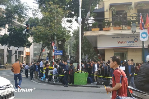 Rất đông phóng viên và người dân tập trung khu vực gần khách sạn Sofitel Metropole. (Ảnh: Sơn Bách/Vietnam+)
