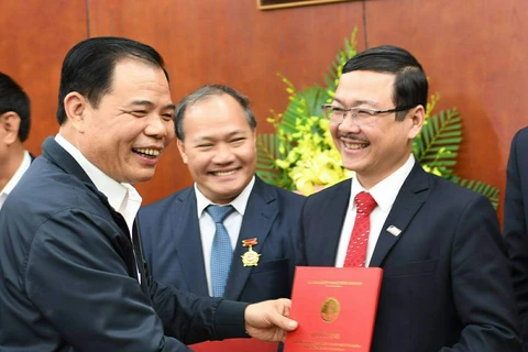 Trao quyết định bổ nhiệm cho ông Nguyễn Ngọc Thạch. (Ảnh: NNVN)