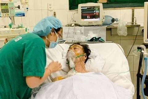 Bệnh nhân điều trị tại phòng Hồi sức tích cực sau mổ của Bệnh viện Hữu nghị Việt Đức. (Ảnh: PV/Vietnam+)