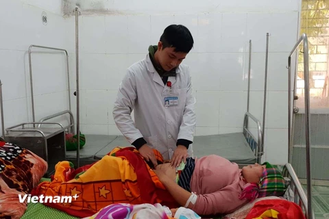 Bác sỹ khám cho bệnh nhân tại Bệnh viện Đa khoa huyện Bảo Lạc, Cao Bằng. (Ảnh: T.G/Vietnam+)