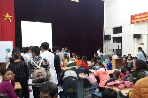 Hơn 200 học sinh của Trường Mầm non Thanh Khương được đưa về Hà Nội xét nghiệm sán lợn. (Ảnh: PV/Vietnam+)