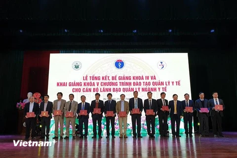 Trao chứng chỉ cho các cán bộ lãnh đạo ngành y tế. (Ảnh: PV/Vietnam+)