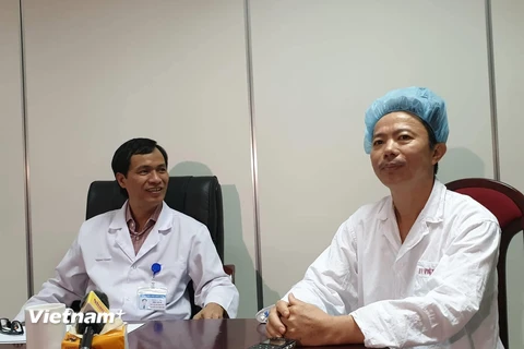 Bệnh nhân tên Cao Quang Cảnh và phó giáo sư Đồng Văn Hệ cùng chia sẻ lại về ca mổ. (Ảnh: PV/Vietnam+)