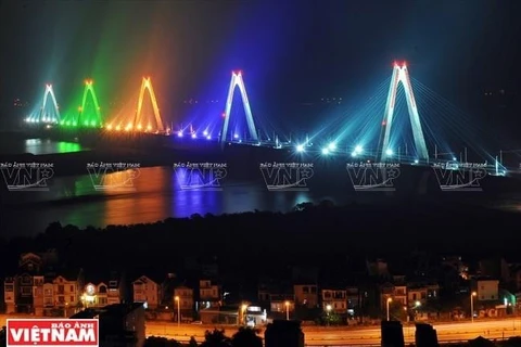 Cầu Nhật Tân rực rỡ ánh đèn. (Ảnh: Công Đạt/Báo Ảnh Việt Nam)