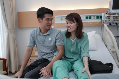 Hai vợ chồng bệnh nhân Vi Thị Tân vui mừng sau ca cấy ghép tim nhân tạo thành công. (Ảnh: PV/Vietnam+)