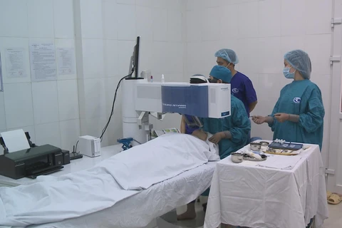 Các bác sỹ Bệnh viện Mắt Hà Nội thực hiện ca phẫu thuật mắt theo công nghệ mổ mắt không chạm. (Ảnh: PV/Vietnam+)