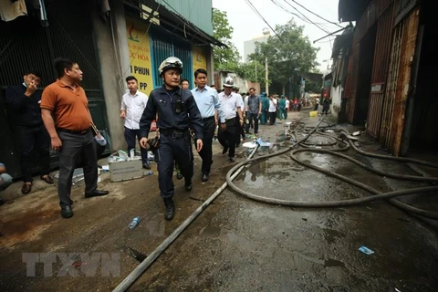 Lãnh đạo thành phố Hà Nội tới hiện trường vụ hỏa hoạn. (Ảnh: TTXVN)
