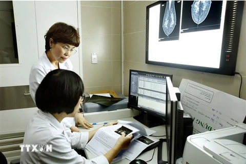Các bác sỹ hội chẩn kết quả cho một bệnh nhân ung thư. (Ảnh: TTXVN/Vietnam+)