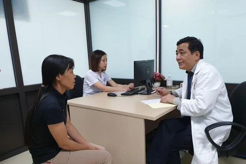 Bác sỹ khám cho bệnh nhân tại Bệnh viện K cơ sở mới. (Ảnh: PV/Vietnam+)