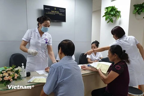 Bệnh nhân làm thủ tục khám chữa bệnh tại Bệnh viện K. (Ảnh: PV/Vietnam+)