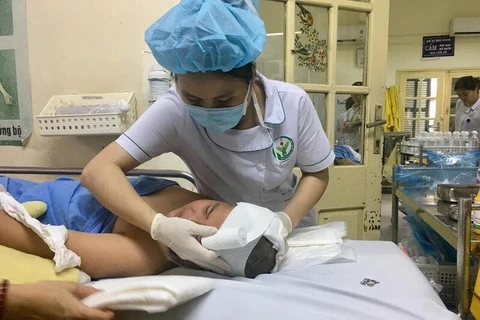 Điều dưỡng chăm sóc cho bệnh nhân. (Ảnh: PV/Vietnam+)