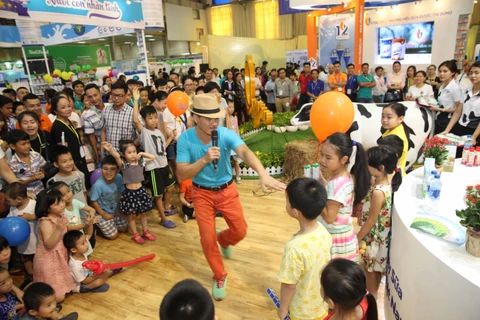 Nhiều hoạt động thu hút trẻ em tại Triển lãm Quốc tế ngành sữa và sản phẩm sữa. (Ảnh: PV/Vietnam+)