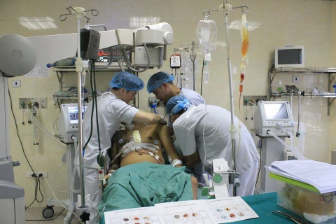 Các bác sỹ chăm sóc cho bệnh nhân sau phẫu thuật. (Ảnh: PV/Vietnam+)