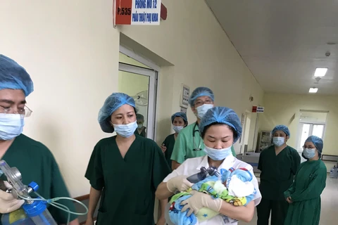 Bé trai Đỗ Bình An chào đời nặng 1,5 kg. (Ảnh: PV/Vietnam+)