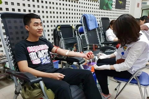 Thanh niên tham gia hiến máu nhân đạo. (Ảnh: PV/Vietnam+)