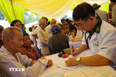 Bác sỹ quân y tỉnh Tây Ninh khám bệnh cho người dân. (Ảnh: Thanh Tân/TTXVN)