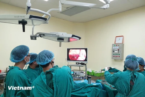 Các bác sỹ phẫu thuật cho bệnh nhân mắc ung thư hắc tố tại thực quản. (Ảnh: PV/Vietnam+)