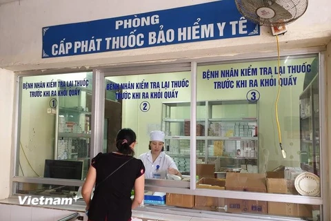 Bệnh nhân khám chữa bệnh lấy thuốc từ bảo hiểm y tế. (Ảnh: PV/Vietnam+)