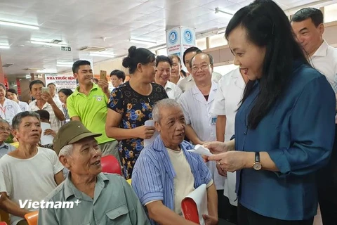 Bệnh nhân tại Bệnh viện Đa khoa tỉnh Ninh Bình chia sẻ về việc phải chờ đợi lâu khi đi khám bệnh. (Ảnh: PV/Vietnam+)