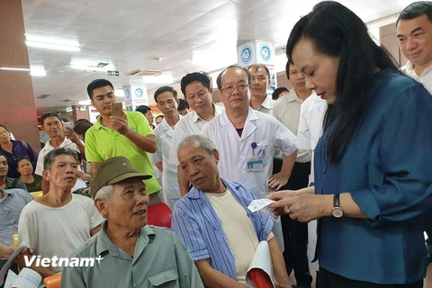 Bộ trưởng Bộ Y tế đi kiểm tra công tác y tế tại tỉnh Ninh Bình 