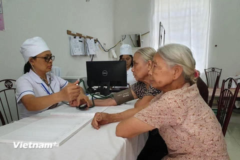 Nhân viên y tế khám bệnh cho người dân tại Trạm y tế xã Thanh Thủy, Hà Nam. (Ảnh: PV/Vietnam+)