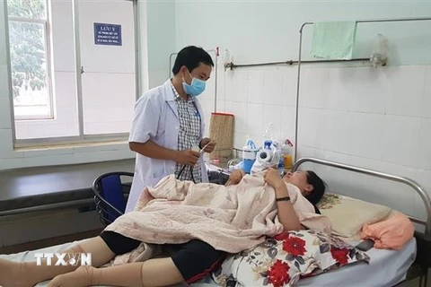 Điều trị cho bệnh nhân sốt xuất huyết tại tỉnh Bình Phước. (Ảnh: Đậu Tất Thành/TTXVN)