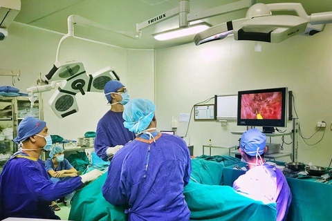 Các bác sỹ Trung tâm tạo hình hàm mặt thẩm mỹ đang phẫu thuật thẩm mỹ cho bệnh nhân. (Ảnh: PV/Vietnam+)