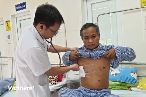 Bác sỹ Nguyễn Đức Tuyến thăm khám cho bệnh nhân Siêng Bun Thăn. (Ảnh: T.G/Vietnam+)