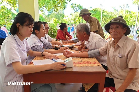Các bác sỹ khám bệnh cho người dân tại huyện Cẩm Xuyên. (Ảnh: T.G/Vietnam+)