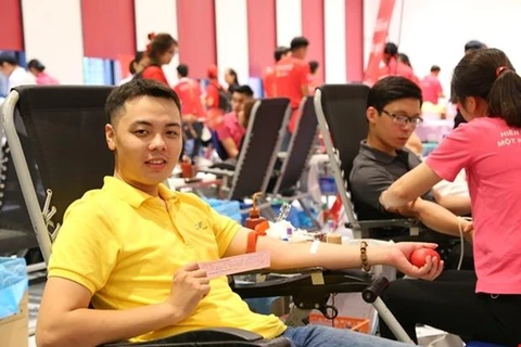 Các bạn trẻ tham gia hiến máu tình nguyện. (Ảnh: PV/Vietnam+)