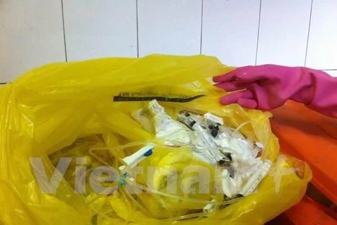 Túi đựng những loại rác thải y tế nguy hại. (Ảnh: T.G/Vietnam+)
